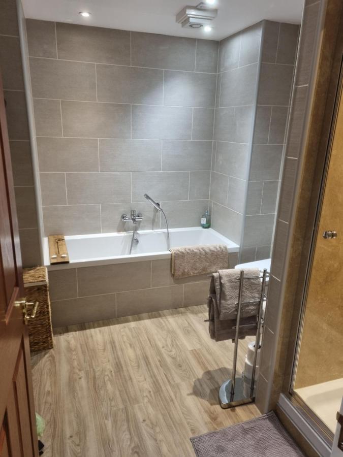 Stunning Spacious Apartment On River Ness 인버네스 외부 사진